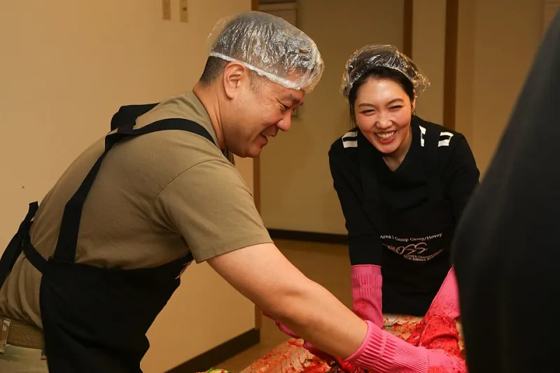 What a Bracelet Made of String Can Teach Kids About the Economy